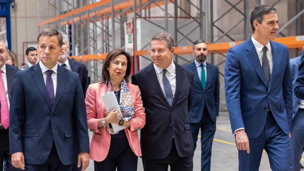 Manuel Serrano (izquierda) durante la visita de Pedro Sánchez a las instalaciones que Airbus Helicopters posee en Albacete junto a Margarita Robles y Emiliano García-Page.