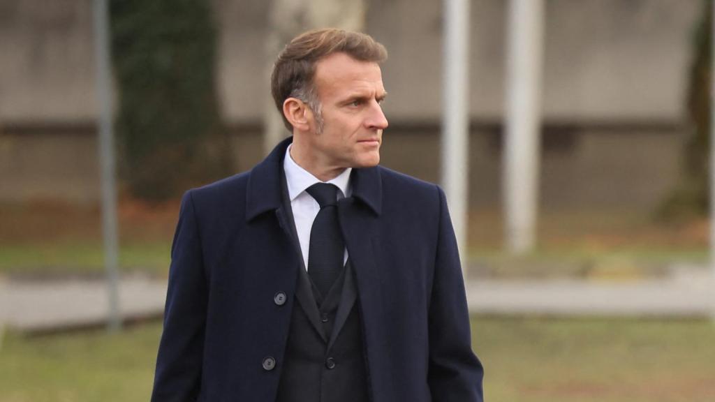 Macron pasa revista a jóvenes reclutas en una base militar en los Alpes franceses este jueves.