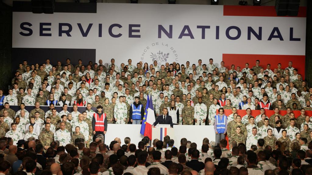Emmanuel Macron durante su discurso en el cuartel de Varces.