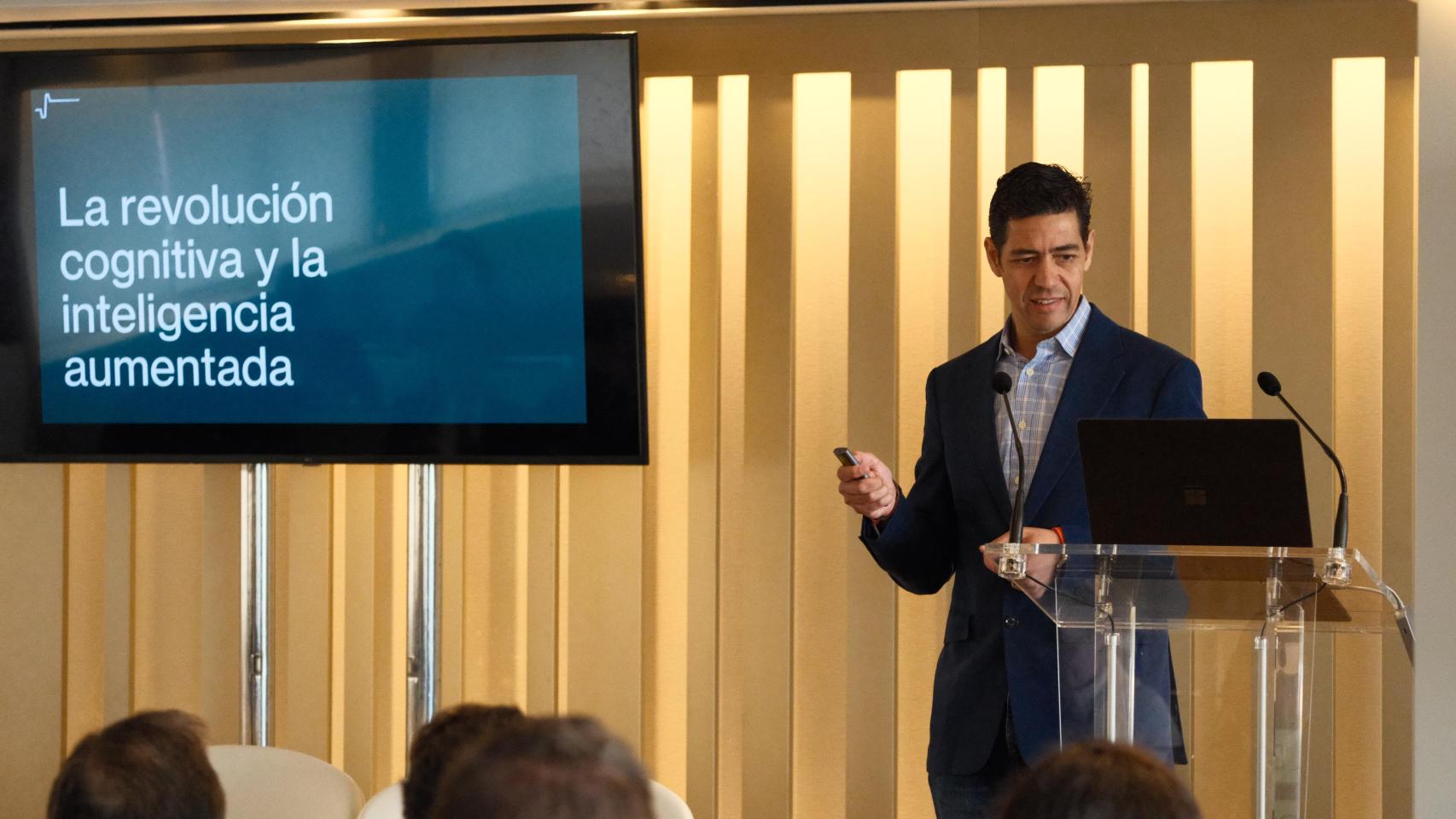 Miguel Molina, CEO de Analytikus: Solo el docente puede enseñar empatía y carácter