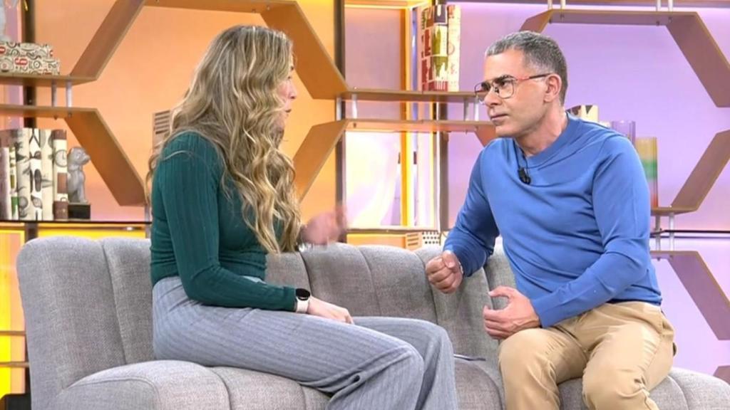 Jorge Javier escucha el testimonio de Rebeca en 'El diario'.