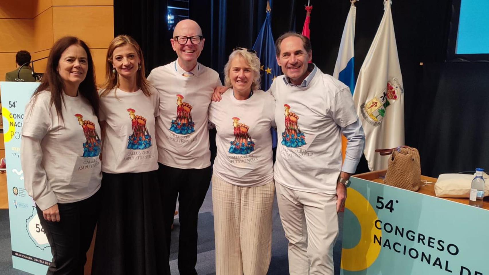 Asistentes al Congreso de Canarias con las camisetas. De izquierda a derecha, la vicepresidenta del Consejo, Rosario Correa, junto a la presidenta, Elena Carrascosa, y tres referentes en el ámbito del pie diabético: el profesor David G. Armstrong, defensor del modelo toe&flow de colaboración entre podólogos y cirujanos vasculares; la Dra. Almudena Cecilia Matilla, podóloga especialista del Hospital Ramón y Cajal; y el Dr. Lázaro, inspirador de la campaña.