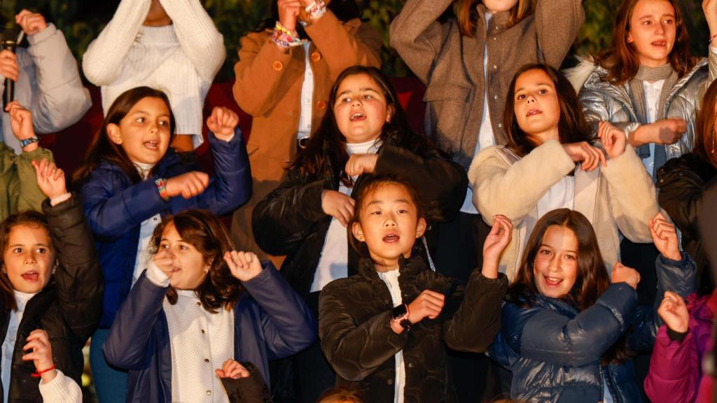 Los cantores acompañaron la música con gestos para convertir la pieza en un momento más vibrante.