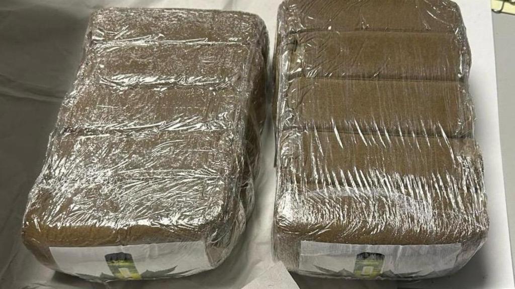 Los dos pequetes de droga incautados en Torrejón.