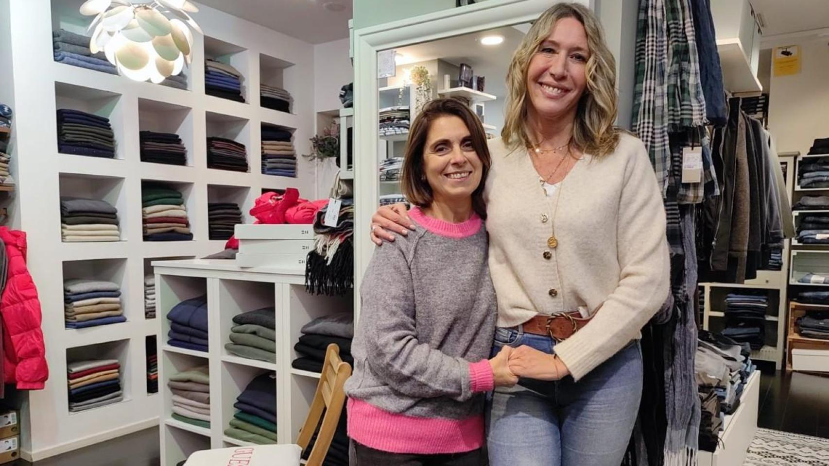 Puri Carro y María Otero, en el interior de la tienda de ropa Otero, en la avenida de Finisterre.
