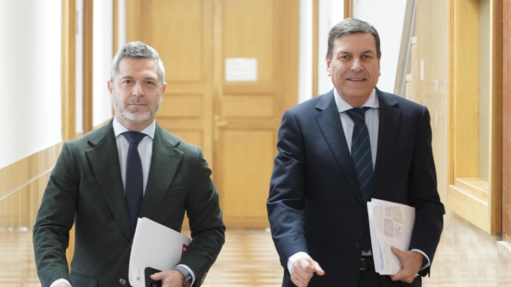 El director de Comunicación de la Junta de Castilla y León, Julio López Revuelta, y el portavoz y consejero de Economía y Hacienda, Carlos Fernández Carriedo, a su llegada a la rueda de prensa posterior al Consejo de Gobierno de este jueves