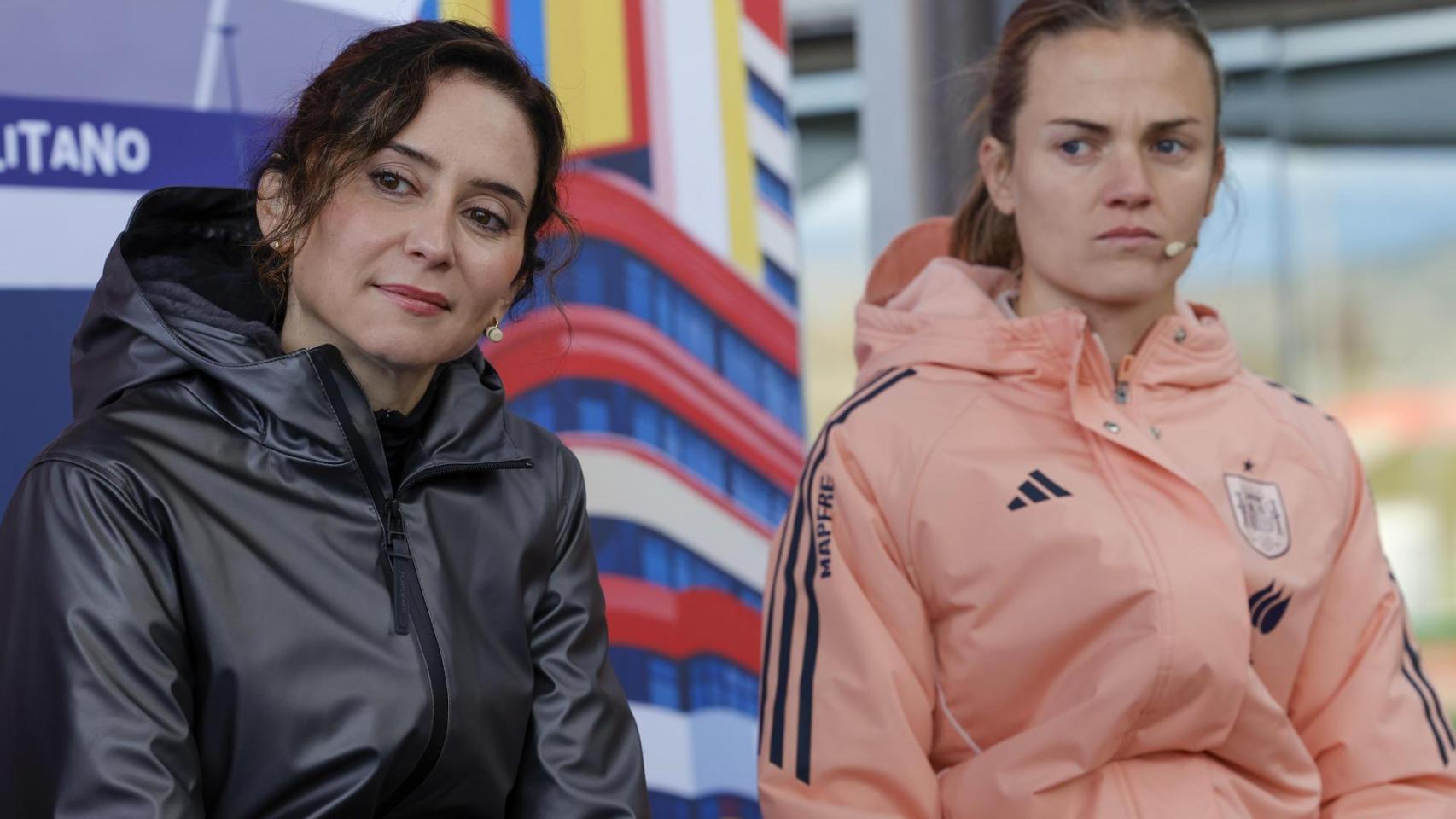 Ayuso, junto a Irene Paredes, en la presentación del partido de vuelta de la final de la Liga de Naciones femenina.