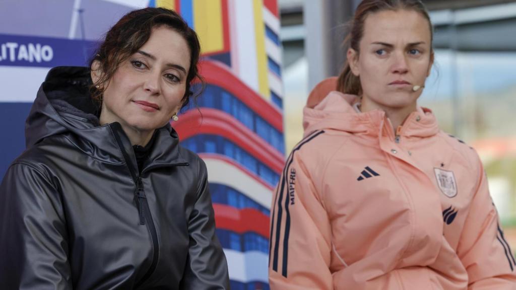 Ayuso, junto a Irene Paredes, en la presentación del partido de vuelta de la final de la Liga de Naciones femenina.