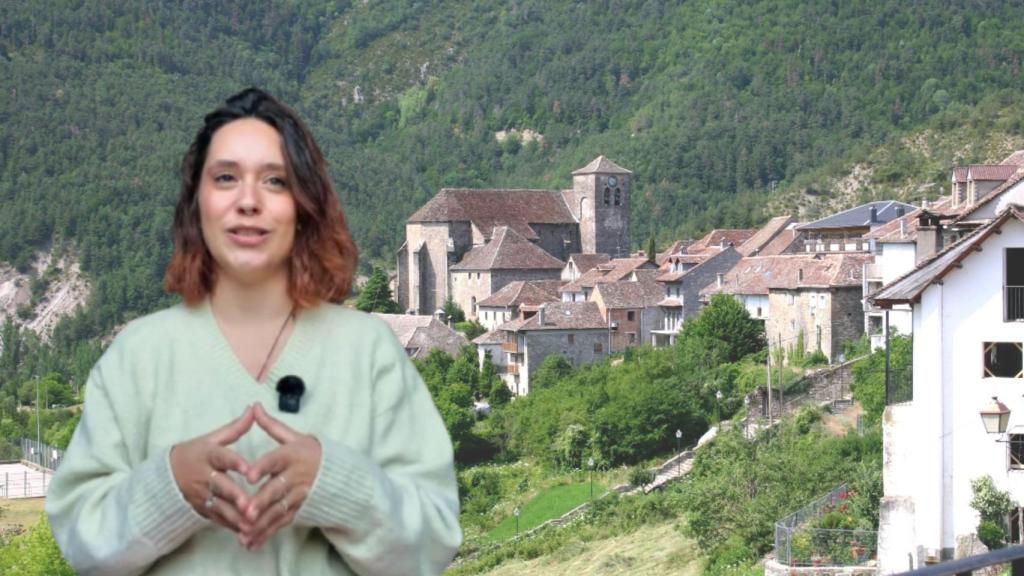 Sandra y una foto del Valle de Hecho y Ansó