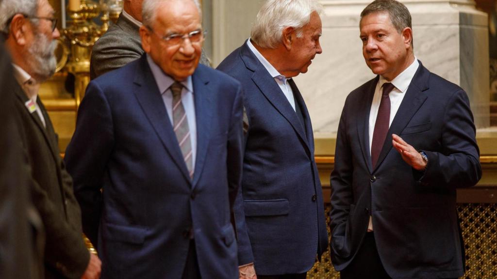 Page dialoga con Felipe González en el Senado, cerca de Alfonso Guerra y Cándido Méndez.