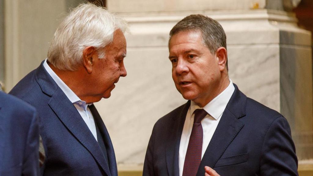 Page dialoga con Felipe González en el Senado, cerca de Alfonso Guerra y Cándido Méndez.