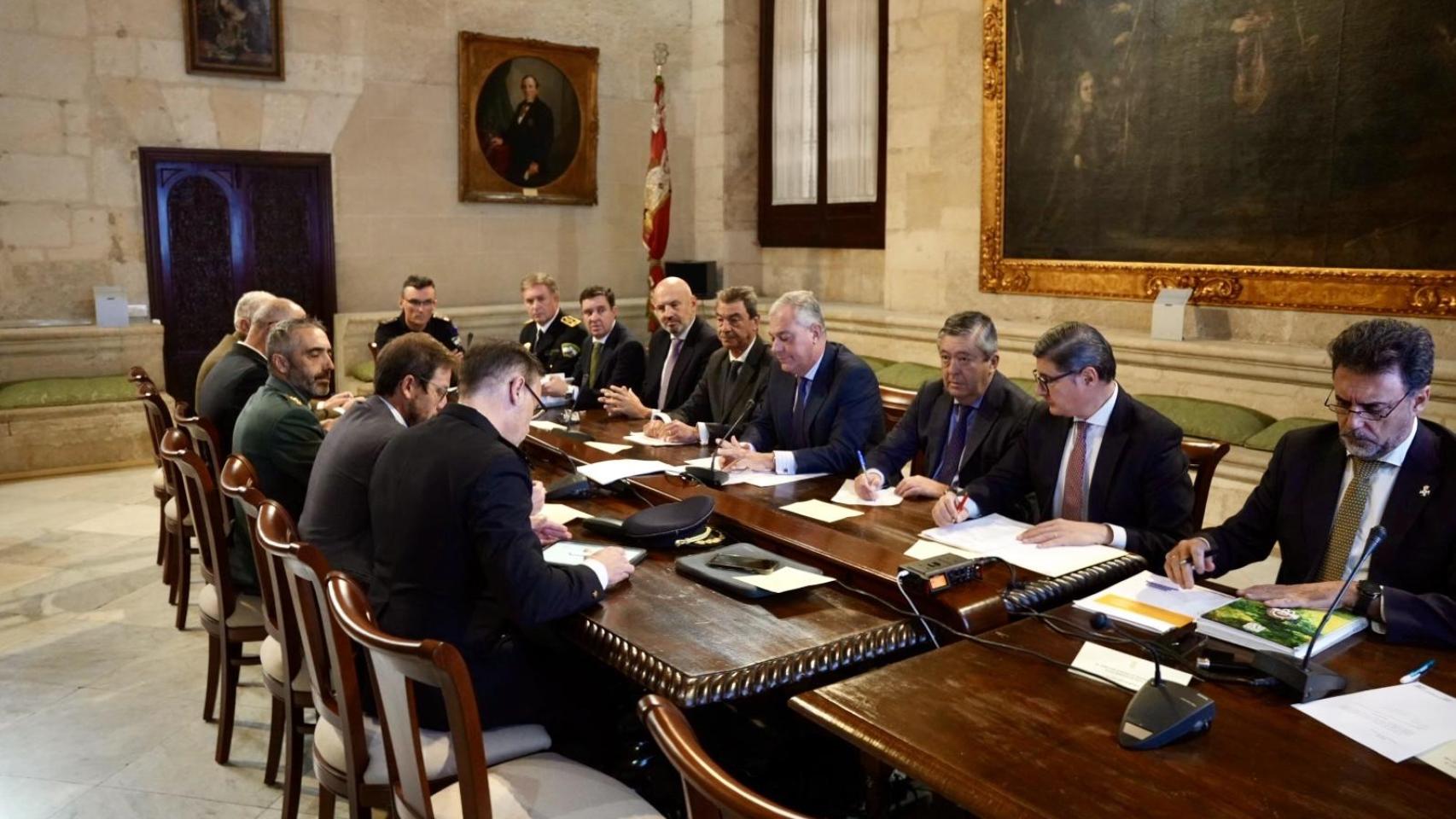 El alcalde de Sevilla, José Luis Sanz, preside la sesión extraordinaria y urgente de la Junta Local de Seguridad de Sevilla.