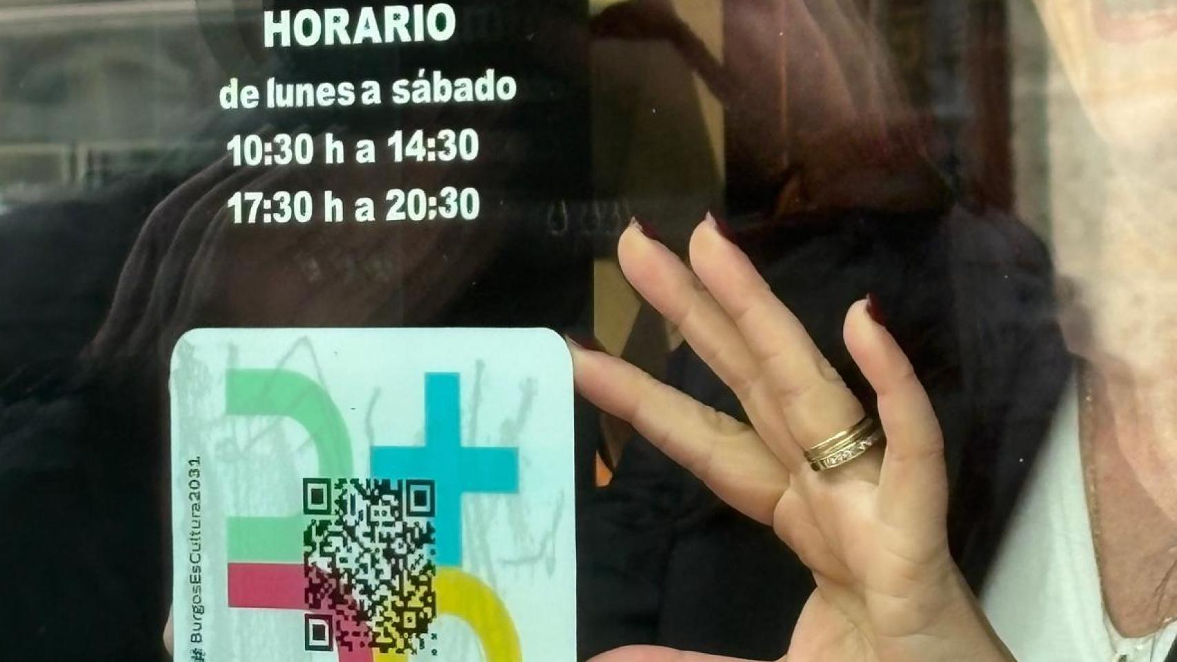 Imagen de las pegatinas que lucen los comercios del centro de Burgos