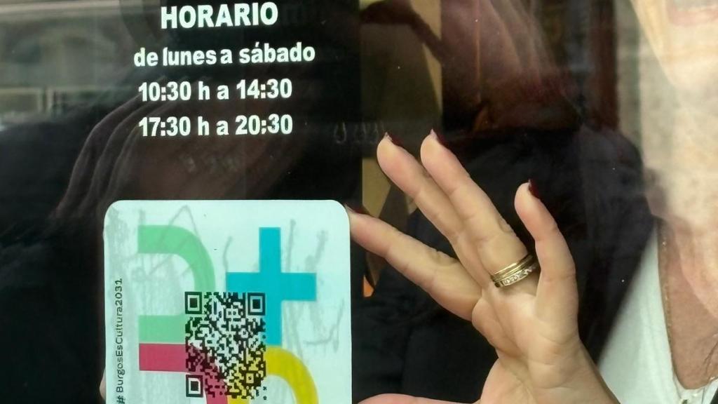 Imagen de las pegatinas que lucen los comercios del centro de Burgos