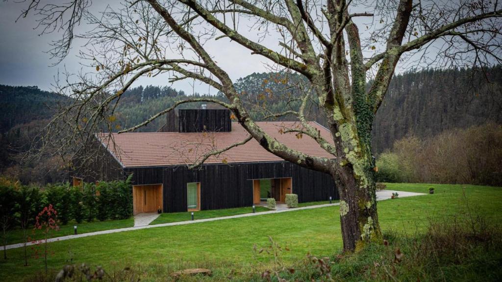 El restaurante La Revelía, rodeado de bosques.