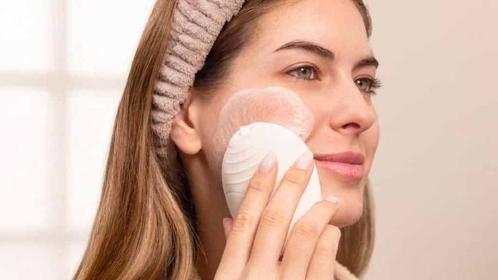 Este es el dispositivo que limpia el rostro, estimula la circulación y prepara la piel para la skincare (ahora rebajado)