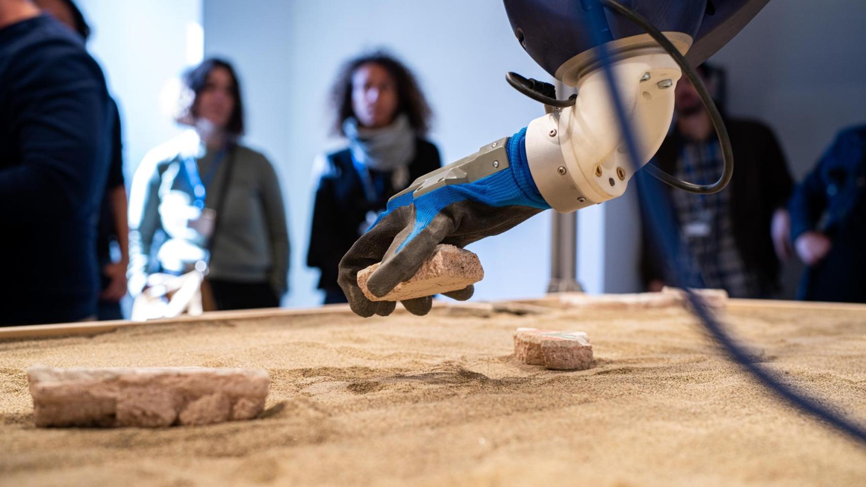 Robot del proyecto RePAIR guiado por IA para la reordenación de fragmentos de frescos de Pompeya. Foto: Istituto Italiano di Tecnologia - © IIT, todos los derechos reservados