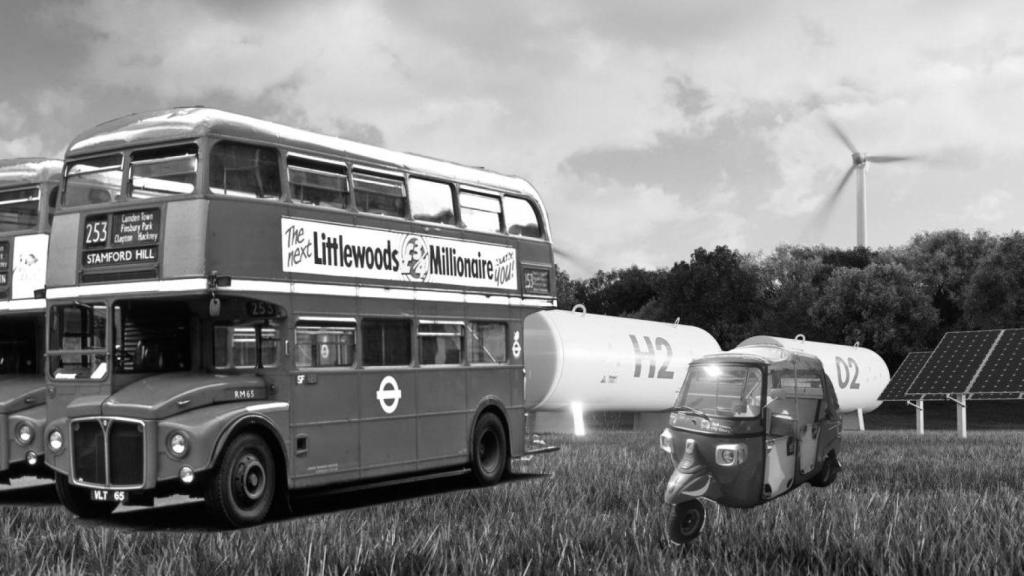 Fotomontaje de un proyecto de hidrógeno con autobuses londinenses y un tuc tuc