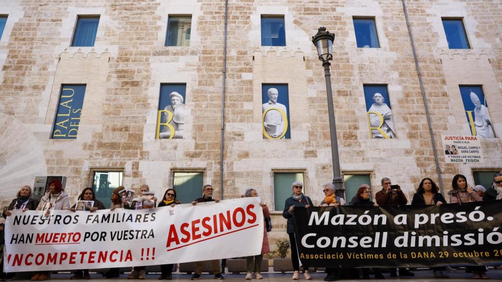 Asociaciones de víctimas de la dana protestan ante Les Corts Valencianes en el día de la investidura de Juanfran Pérez Llorca. Efe / Ana Escobar