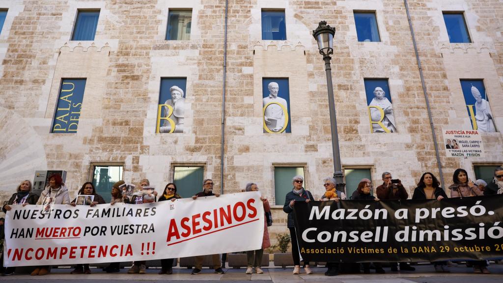 Asociaciones de víctimas de la dana protestan ante Les Corts Valencianes en el día de la investidura de Juanfran Pérez Llorca. Efe / Ana Escobar