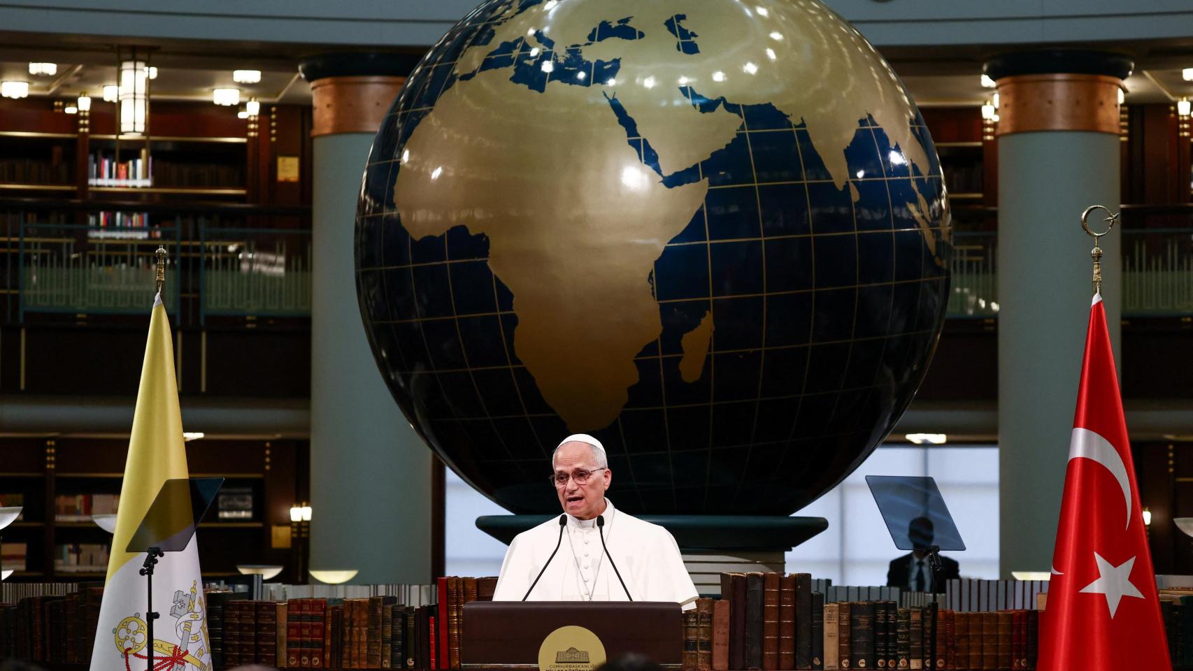 León XIV durante su discurso en la Biblioteca Nacional del Palacio Presidencia de Turquía, en Ankara.