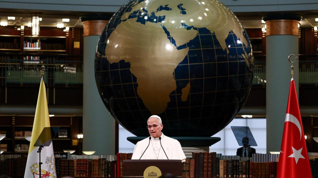 León XIV durante su discurso en la Biblioteca Nacional del Palacio Presidencia de Turquía, en Ankara.