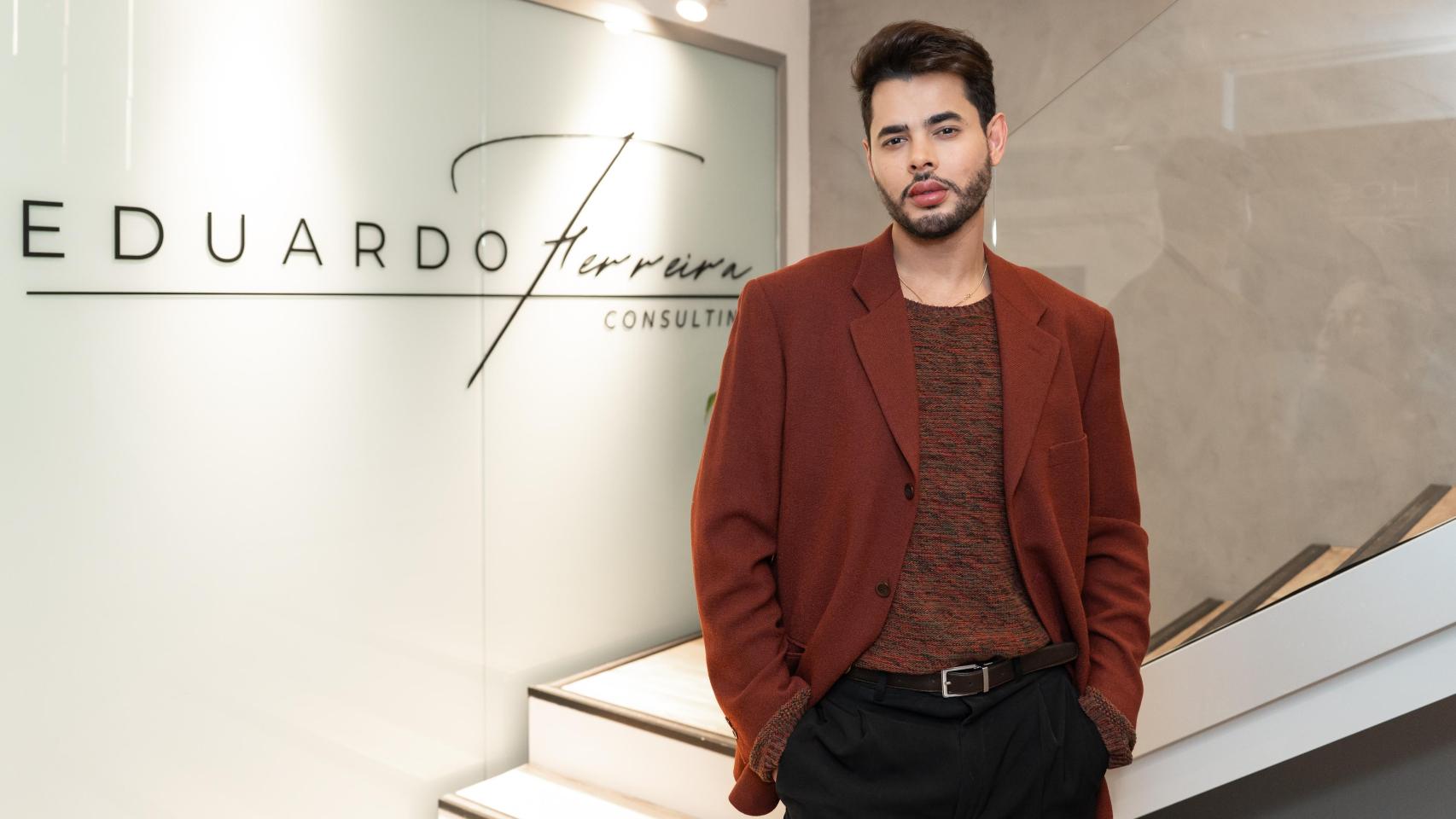 Eduardo Ferreira en su salón de estilismo de lujo y asesoría de imagen, Eduardo Ferreira Consulting.