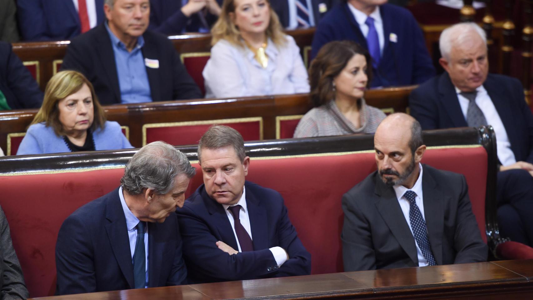 Feijóo habla con el presidente de Castilla la Mancha, Emiliano García Page, en el Senado.