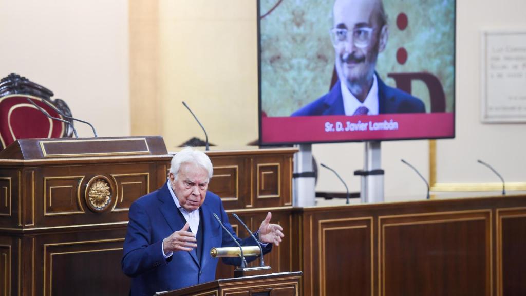 Felipe González interviene en el Senado durante el homenaje a Javier Lambán.