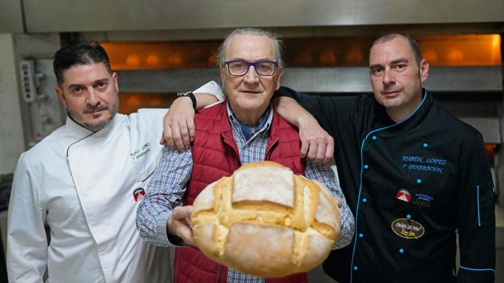Rubén junto a su padre y su hermano Jesús en la Panadería.