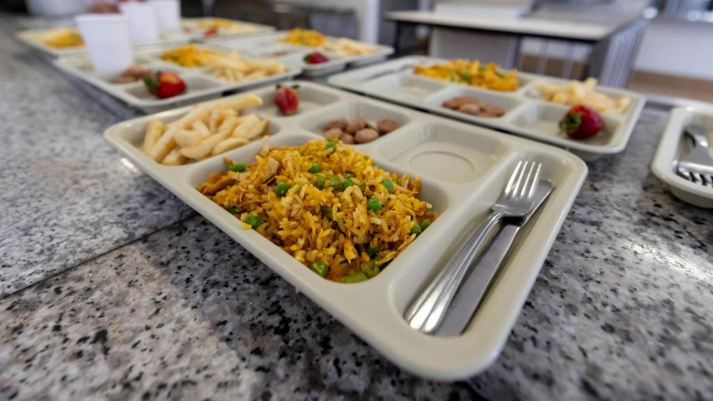 Bandeja de comida de un comedor escolar.