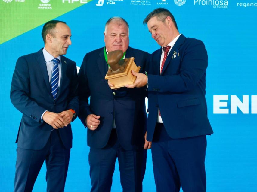 Francisco Barea entrega el premio a los hermanos Manuel y Jesús Pintos.