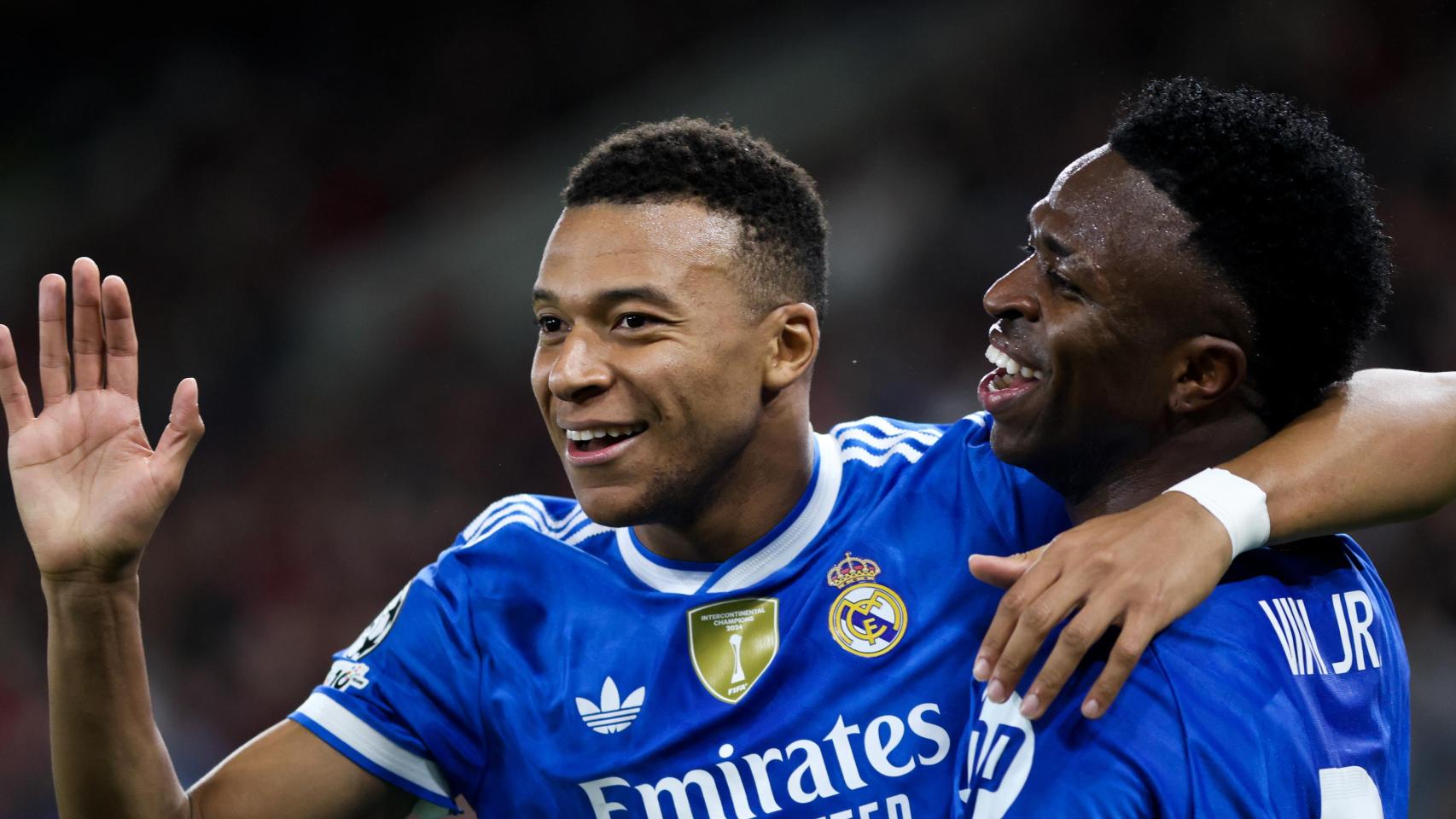 Kylian Mbappé celebra uno de sus goles ante el Olympiacos junto a Vinicius.