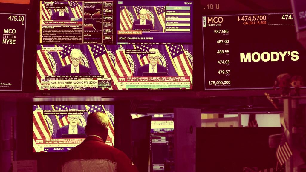 Unas pantallas de la Bolsa de Nueva York muestran una rueda de prensa del presidente de la Fed, Jerome Powell.