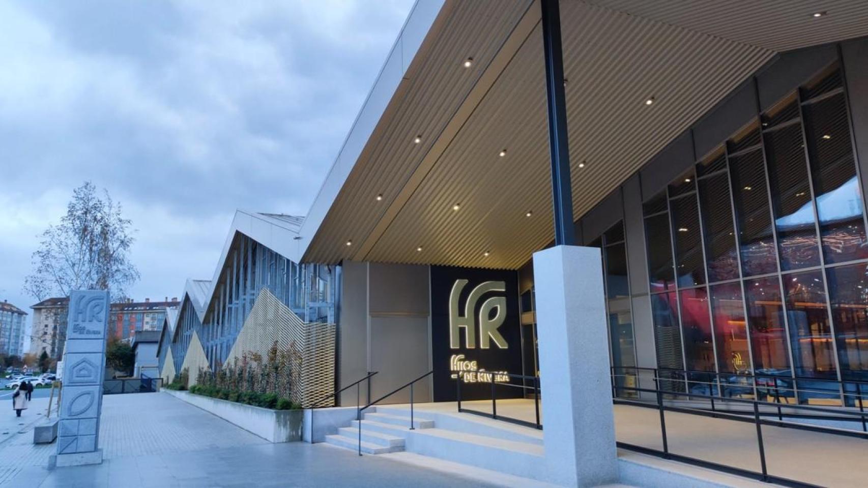 Acceso principal al nuevo edificio de oficinas de Hijos de Rivera-Estrella Galicia en Agrela.