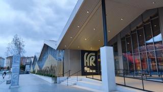 Acceso principal al nuevo edificio de oficinas de Hijos de Rivera-Estrella Galicia en Agrela.