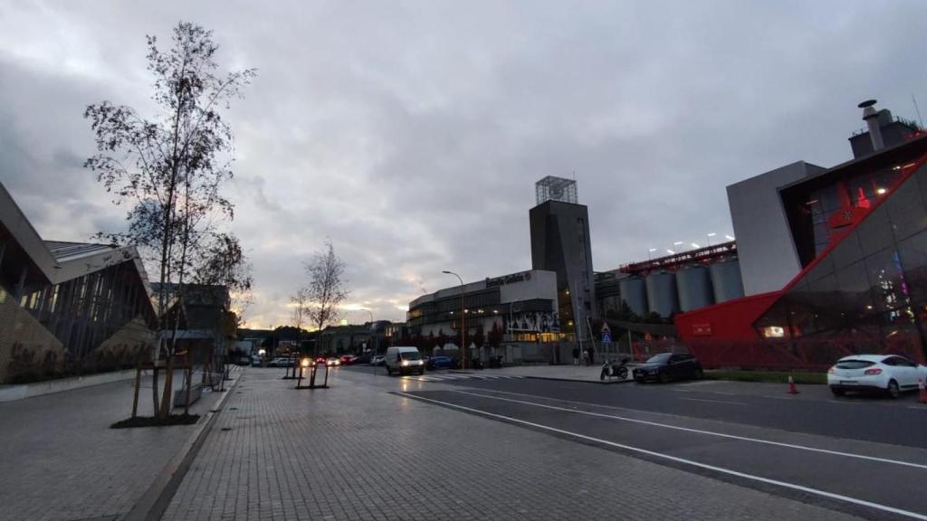 A la izquierda, la nueva sede corporativa, y enfrente, la fábrica de Estrella Galicia en el polígono de Agrela.
