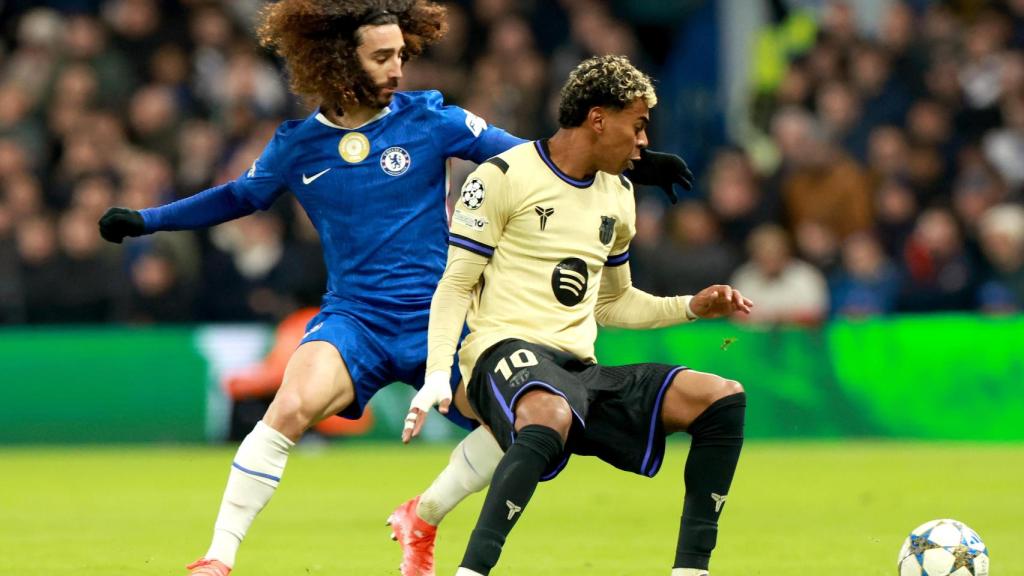 Marc Cucurella (i) del Chelsea contra Lamine Yamal del Barcelona durante el partido de fase de la Liga de Campeones de la UEFA entre el Chelsea y el Barcelona en Londres, Gran Bretaña, el 25 de noviembre de 2025.