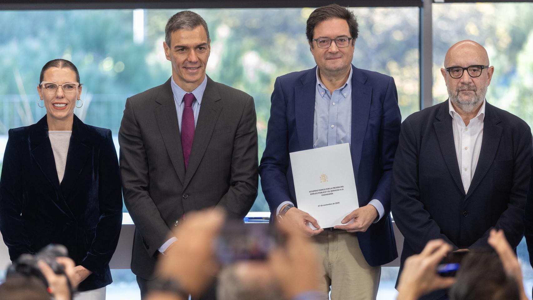 Sánchez y el ministro Óscar López, este jueves, durante la firma con los sindicatos.