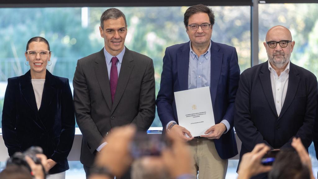 Sánchez y el ministro Óscar López, este jueves, durante la firma con los sindicatos.
