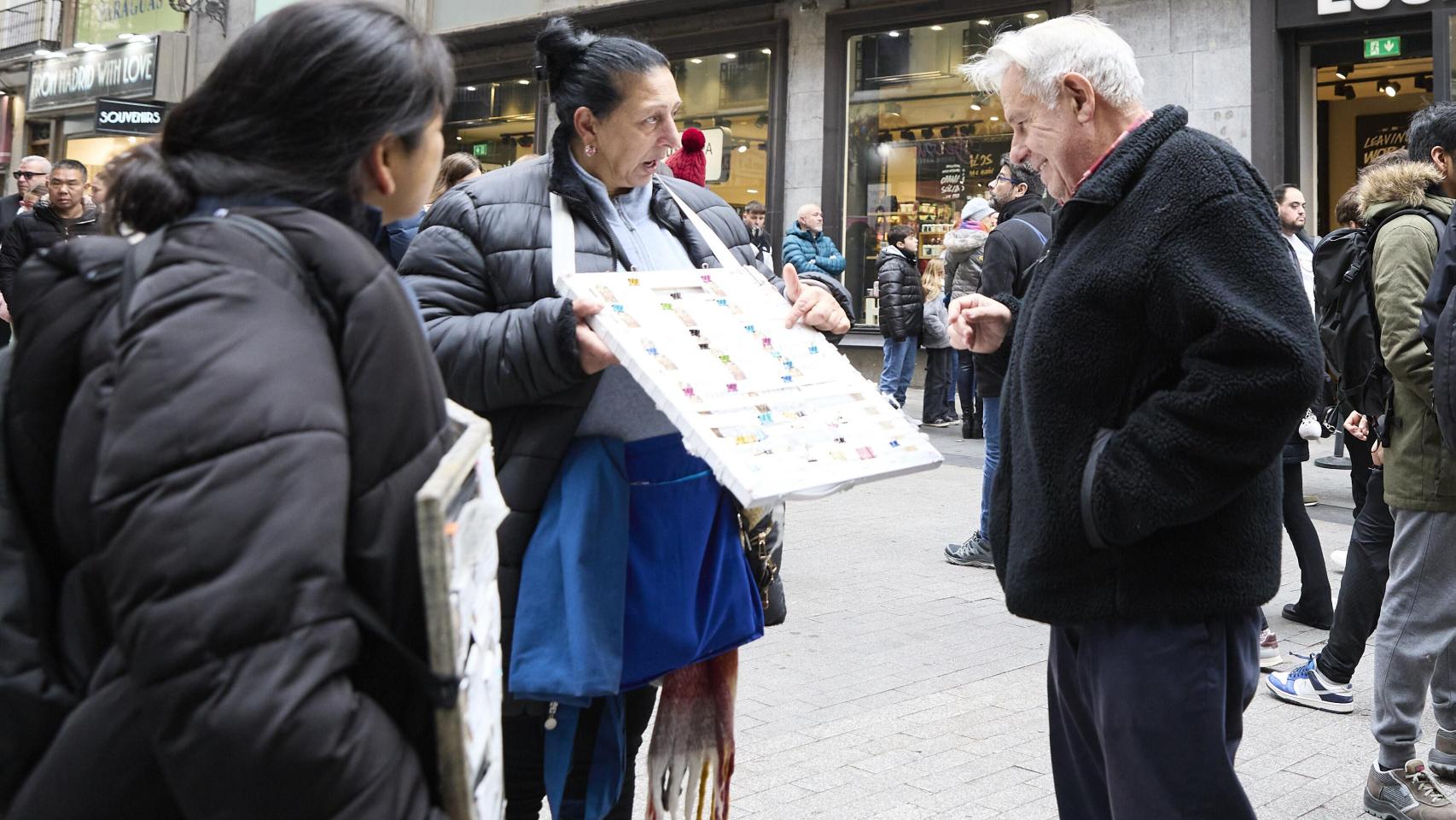 Venta de lotería en los alrededores de Doña Manolita.