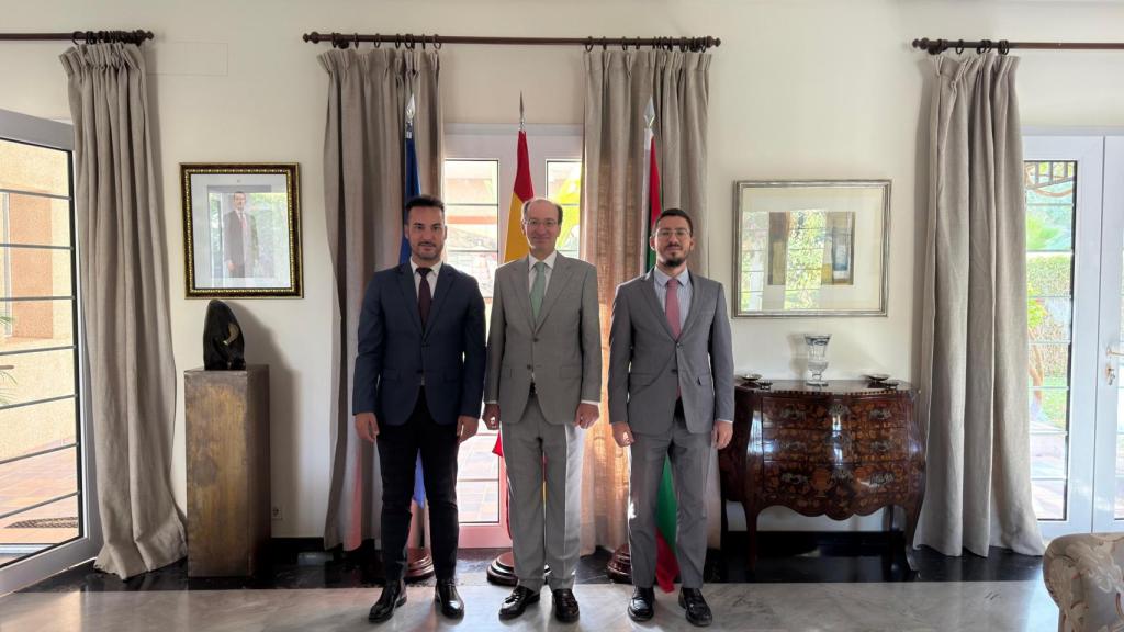 Fran Blanco junto al embajador y el cónsul.