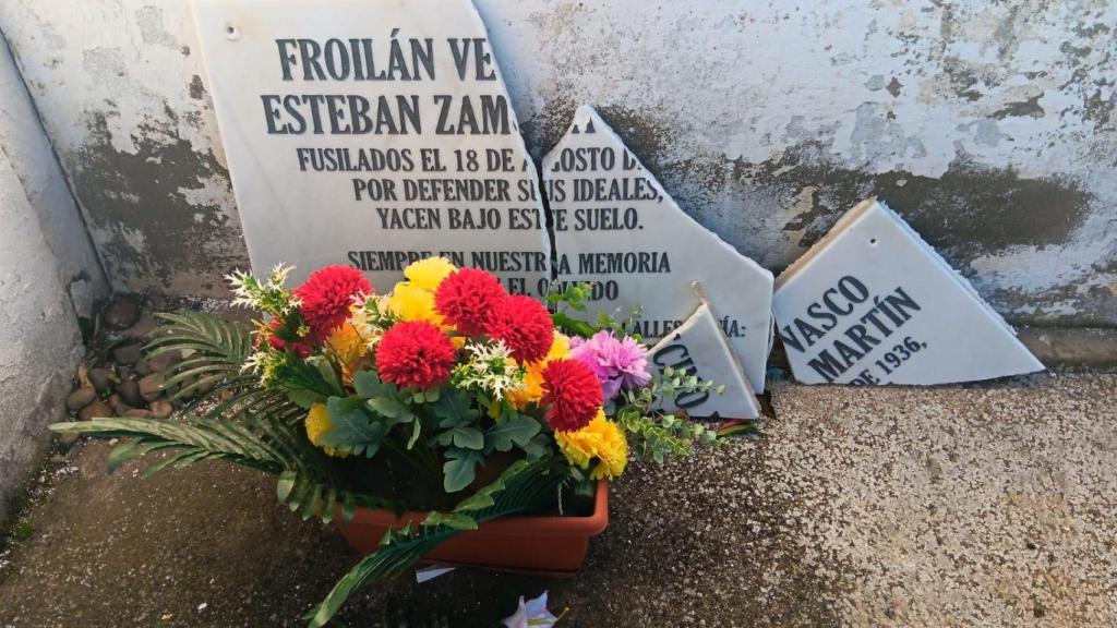 Memorial dedicado a Froilán Vecino Vasco y Esteban Zamora Martín roto en Castrogonzalo