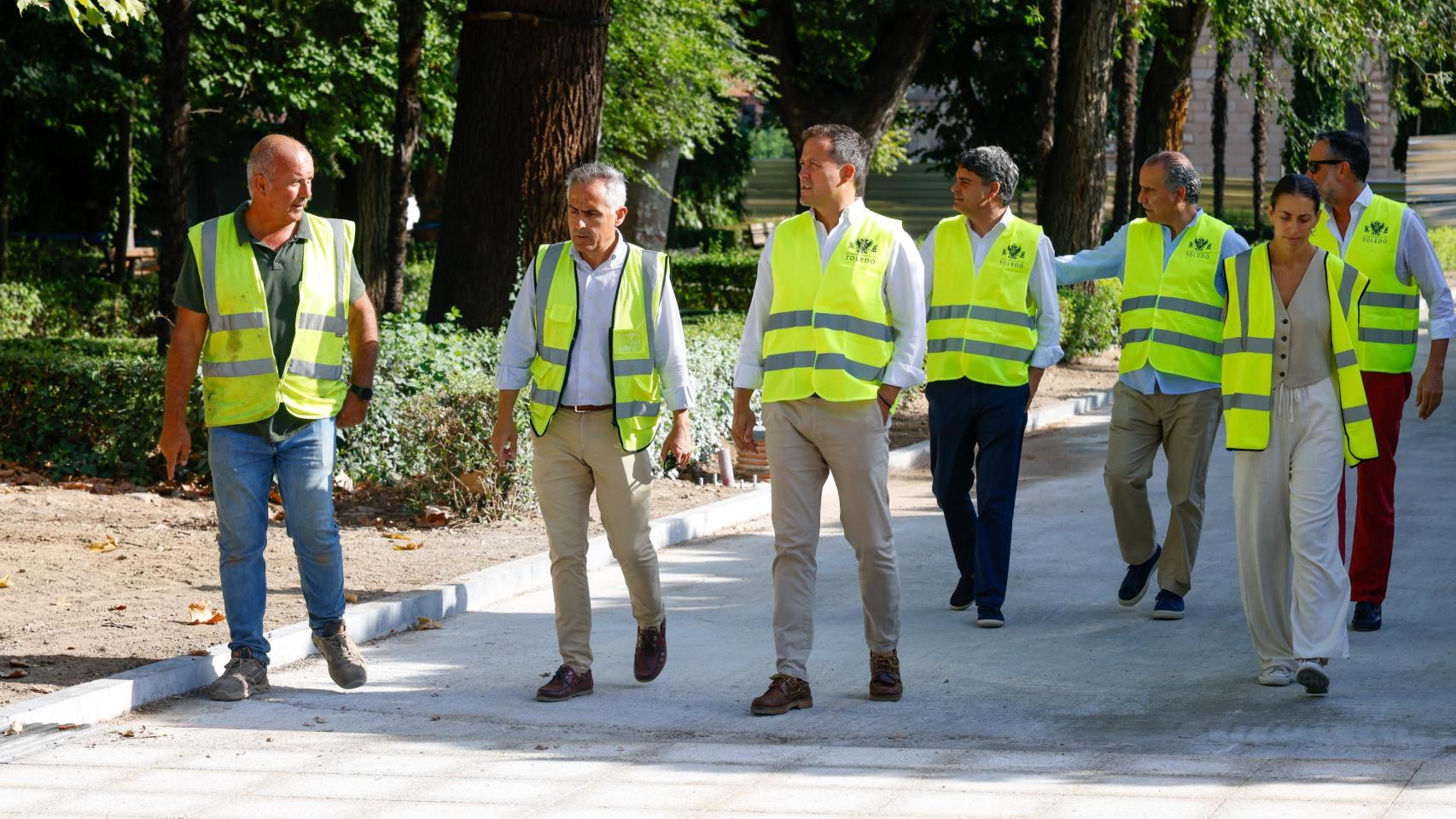 El alcalde de Toledo visitó el estado de las obras del parque de la Vega este verano junto a los concejales de Fondos Europeos y Movilidad.