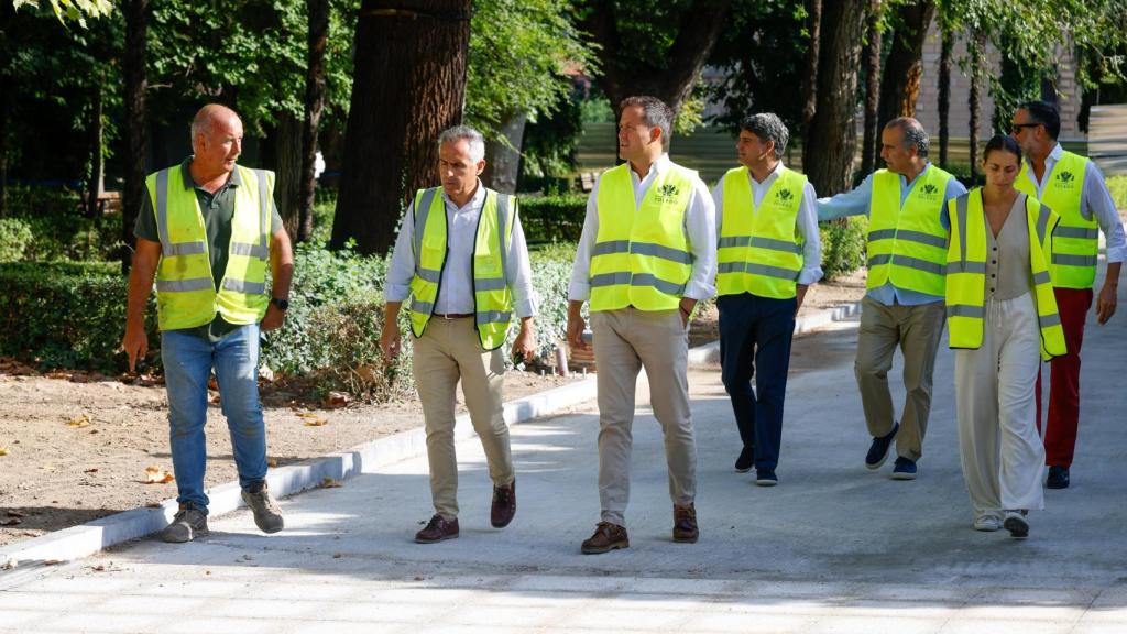 El alcalde de Toledo visitó el estado de las obras del parque de la Vega este verano junto a los concejales de Fondos Europeos y Movilidad.