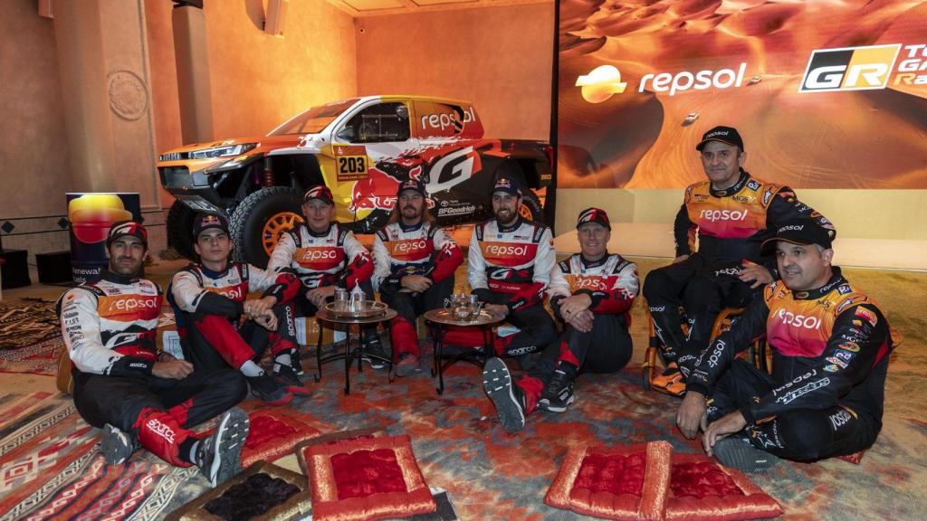 De izquierda a derecha; Armand Monleón, Seth Quintero, Brett Cummings, Toby Price, Henk Lategan, Andrew Short, Isidre Esteve, Txema Villalobos, en la presentación en Madrid.