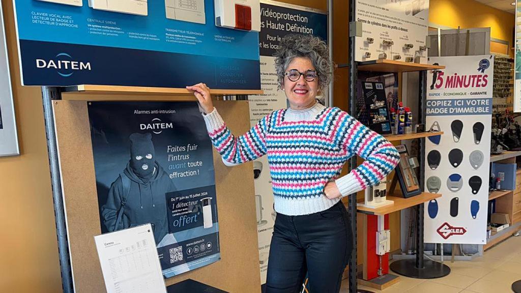 Silvia Martín Romo en su negocio en Francia