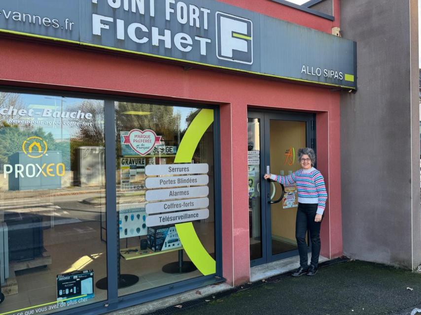 Silvia a las puertas de su negocio