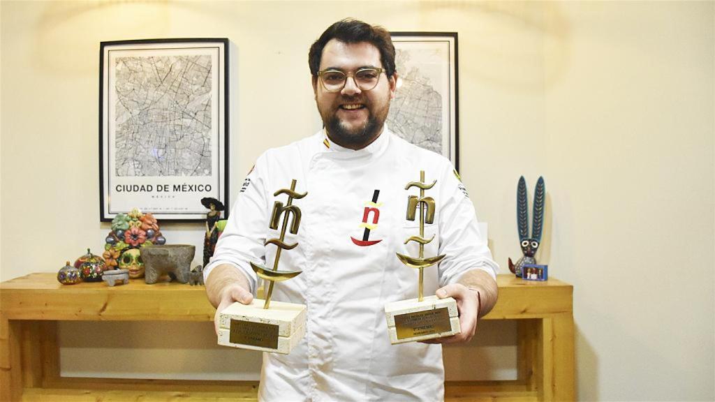 Alejandro con sus dos trofeos que le acreditan como el autor del mejor pincho de España en 2021 y 2025