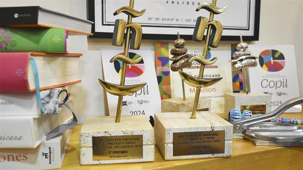 Los premios de Alejandro en su establecimiento hostelero